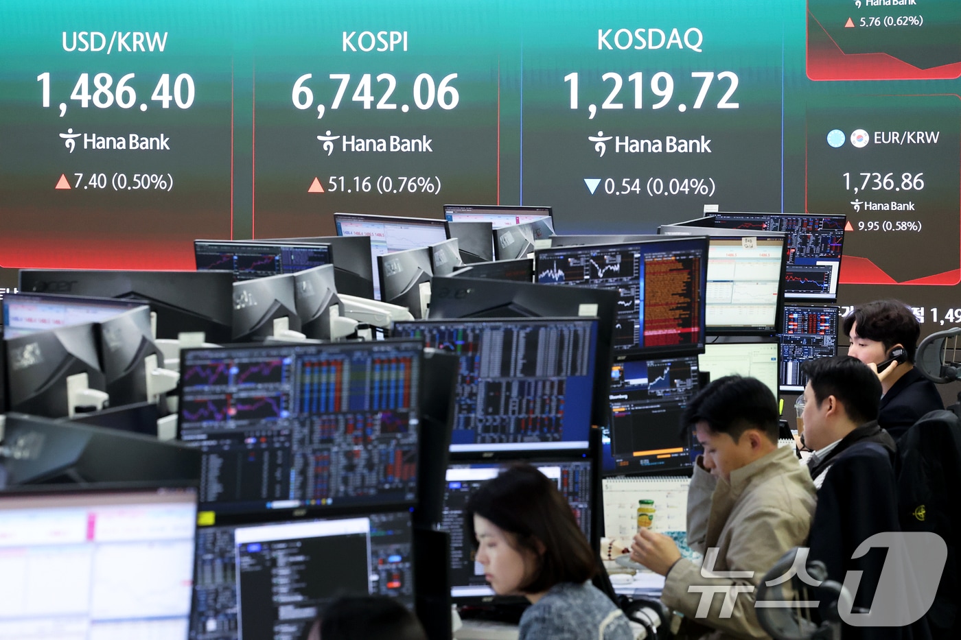 코스피 지수가 장 초반 강세 흐름을 이어간 30일 오전 서울 중구 하나은행 딜링룸 전광판에 시황이 표시되고 있다. 2026.4.30 ⓒ 뉴스1 조연우 인턴기자