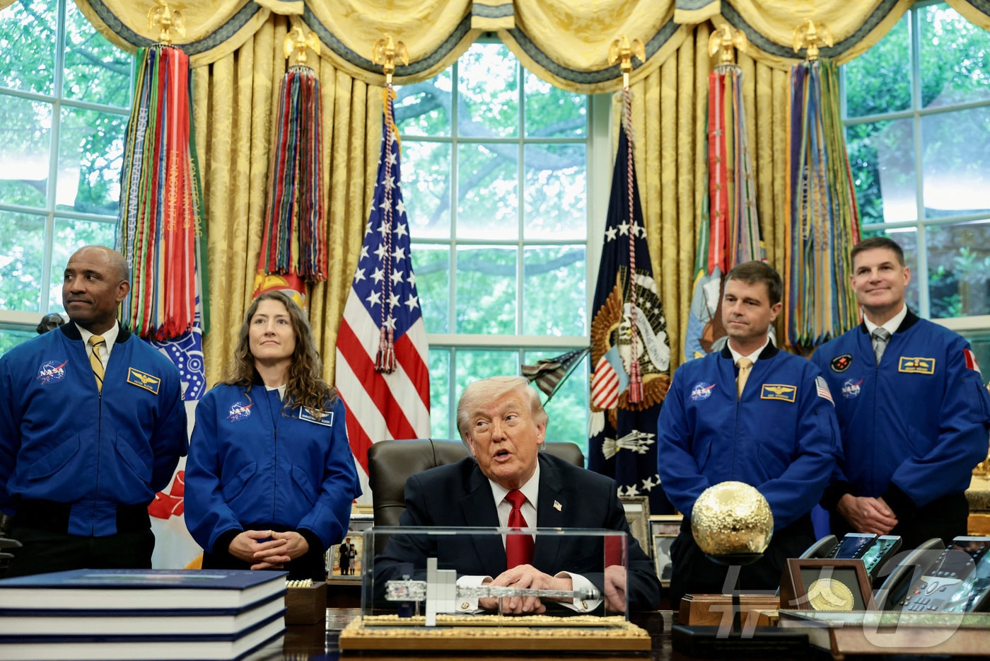 도널드 트럼프 미국 대통령이 29일(현지시간) 미국 워싱턴 DC 백악관 집무실에서 아르테미스 II 우주비행사들과 함께한 행사에서 취재진의 질문에 답하고 있다. ⓒ 로이터=뉴스1