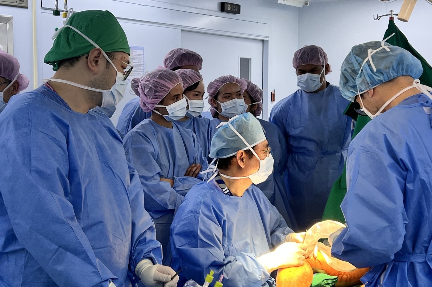 원텍의 '제4회 Global Proctorship Program' 교육자로 참가한 국립중앙의료원 김우식 과장이 '베인케어1940'(Veincare1940)을 활용한 임상 교육을 진행하고 있다. (원텍 제공)