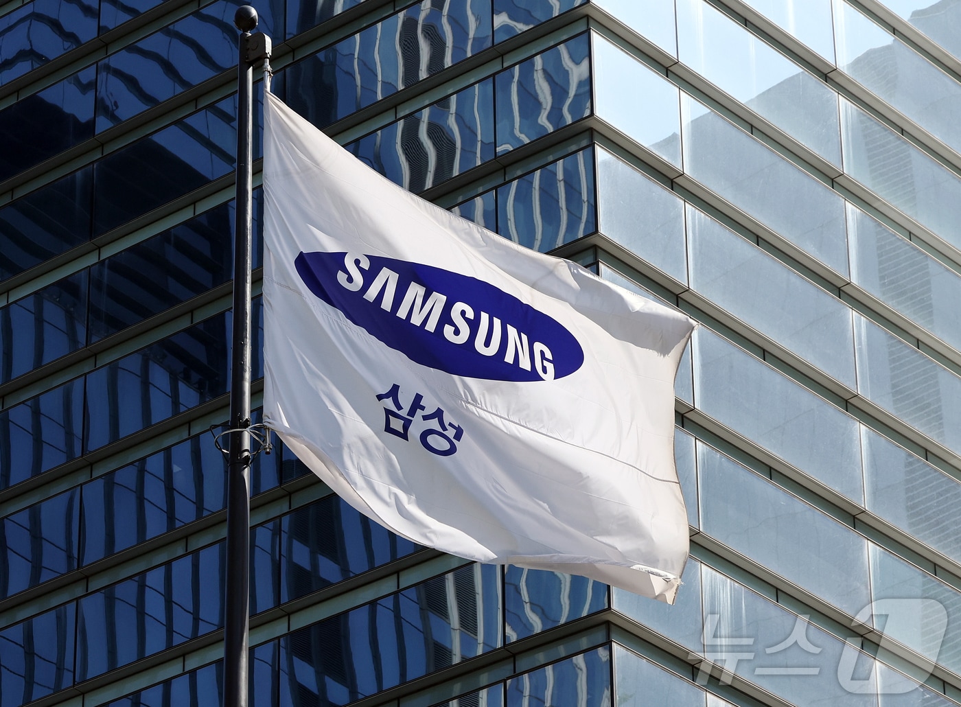 삼성전자가 30일 1분기 매출 133조8700억원, 영업이익 57조2300억원으로 분기 기준 역대 최대 실적을 기록했다고 공시했다. AI 반도체와 메모리 가격 상승으로 DS부문이 실적을 견인했고, 스마트폰 출시로 DX부문 매출도 증가했다. 사진은 이날 서울 서초구 삼성전자 서초사옥의 모습. 2026.4.30 ⓒ 뉴스1 김진환 기자