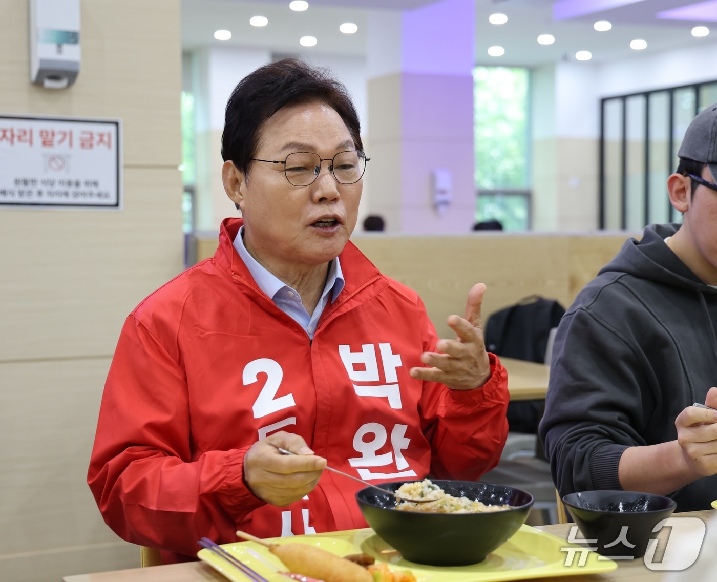 국민의힘 박완수 경남지사 후보가 지난 29일 오전 창원대 학생식당에서 학생들과 소통하고 있다.(박 후보 측 제공. 재판매 및 DB금지)