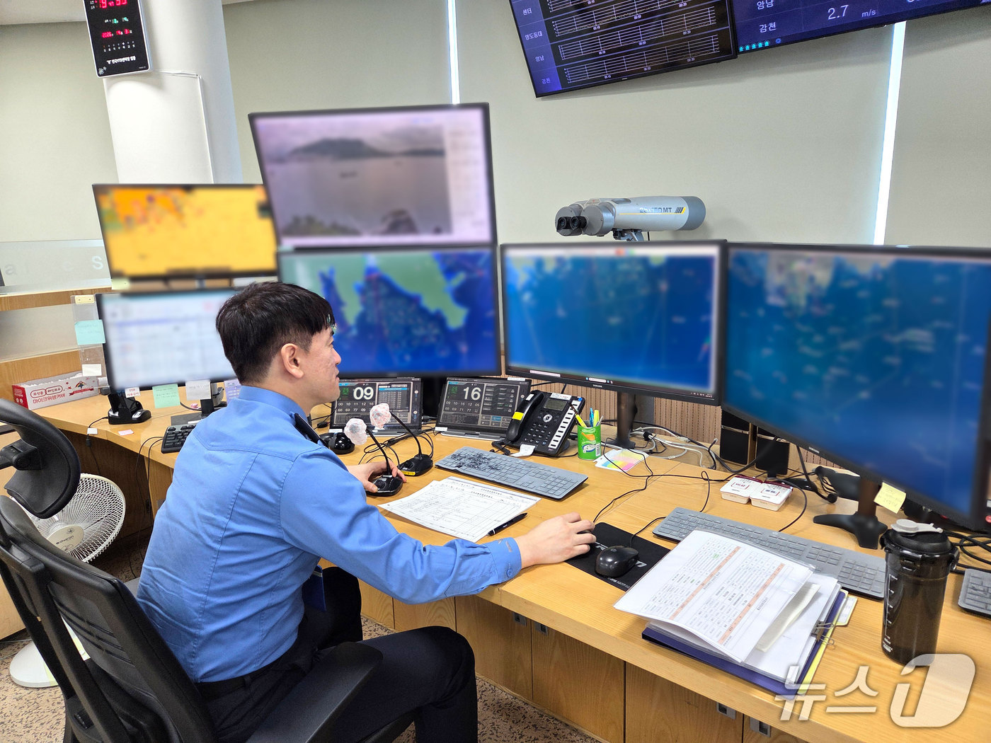 해양교통관제 중인 해양경찰 관제사 (해경 제공. 재판매 및 DB금지)