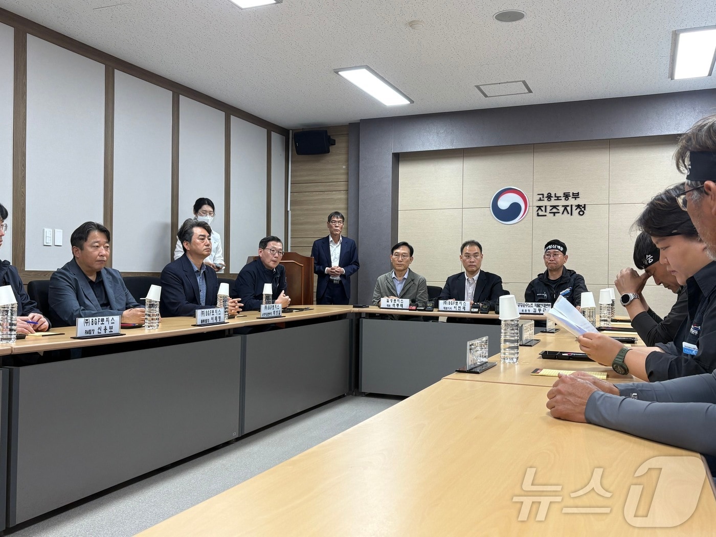 CU BGF 로지스와 민주노총 화물연대가 30일 경남 진주시 고용노동부 진주지청에서 단체합의서 조인식을 진행하고 있다. 2026.4.30 ⓒ 뉴스1 강미영 기자