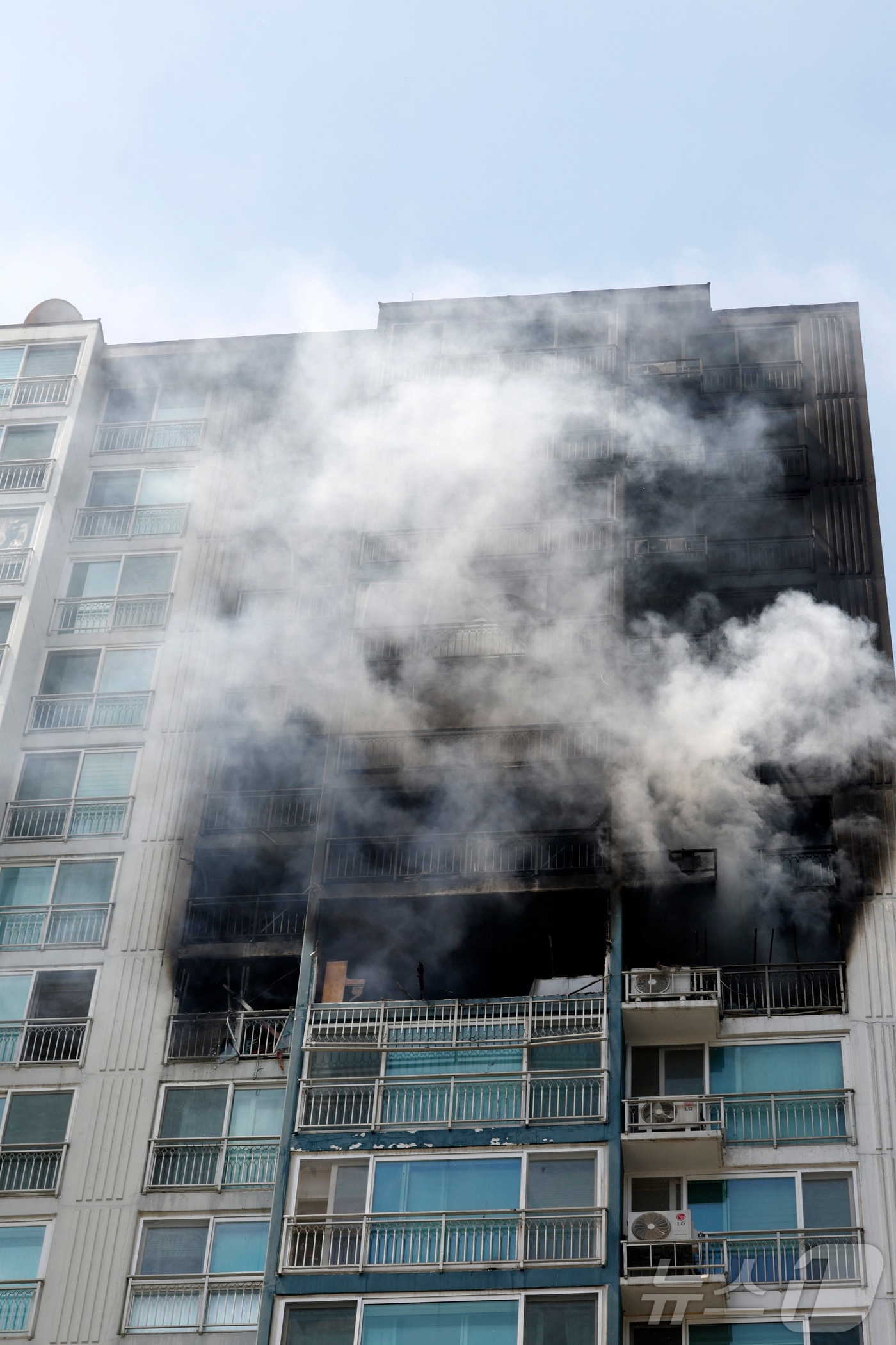 30일 경기 의왕시 내손동 아파트 단지에서 화재가 발생해 연기가 피어오르고 있다, 이번 화재로 주민 1명이 추락해 사망하고 4명이 다쳤다. 2026.4.30 ⓒ 뉴스1 안은나 기자