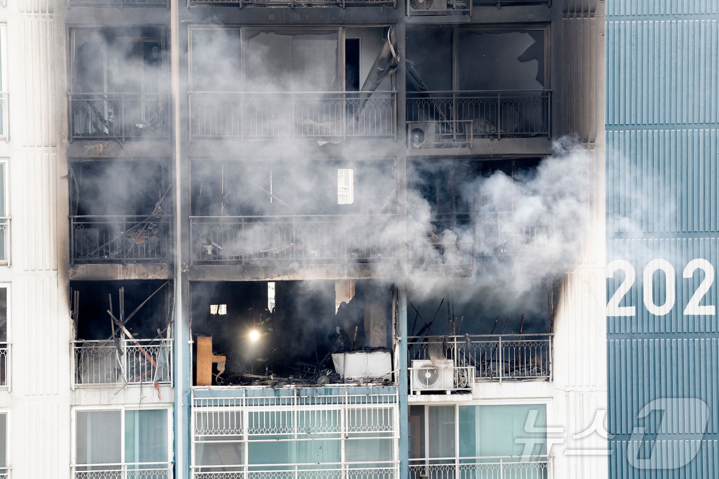 30일 경기 의왕시 내손동 아파트 단지에서 화재로 주민 1명이 사망하고 4명이 다친 가운데 소방대원들이 화재를 진압하고 있다. 2026.4.30 ⓒ 뉴스1 안은나 기자