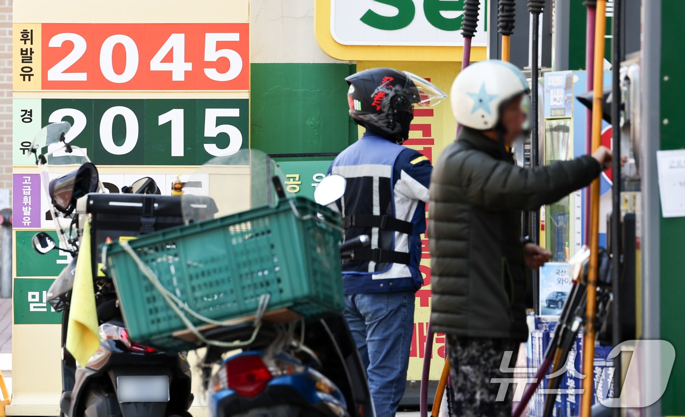 서울의 한 주유소에 휘발유와 경유 가격이 표시되어 있다. 2026.4.30 ⓒ 뉴스1 최지환 기자