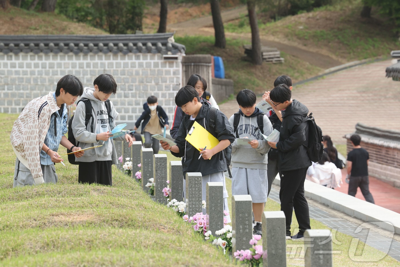 30일 오전 광주 북구 운정동 국립5·18민주묘역에서 학생들이 체험학습 활동지를 작성하고 있다. 2026.4.30 ⓒ 뉴스1 조수민 수습기자