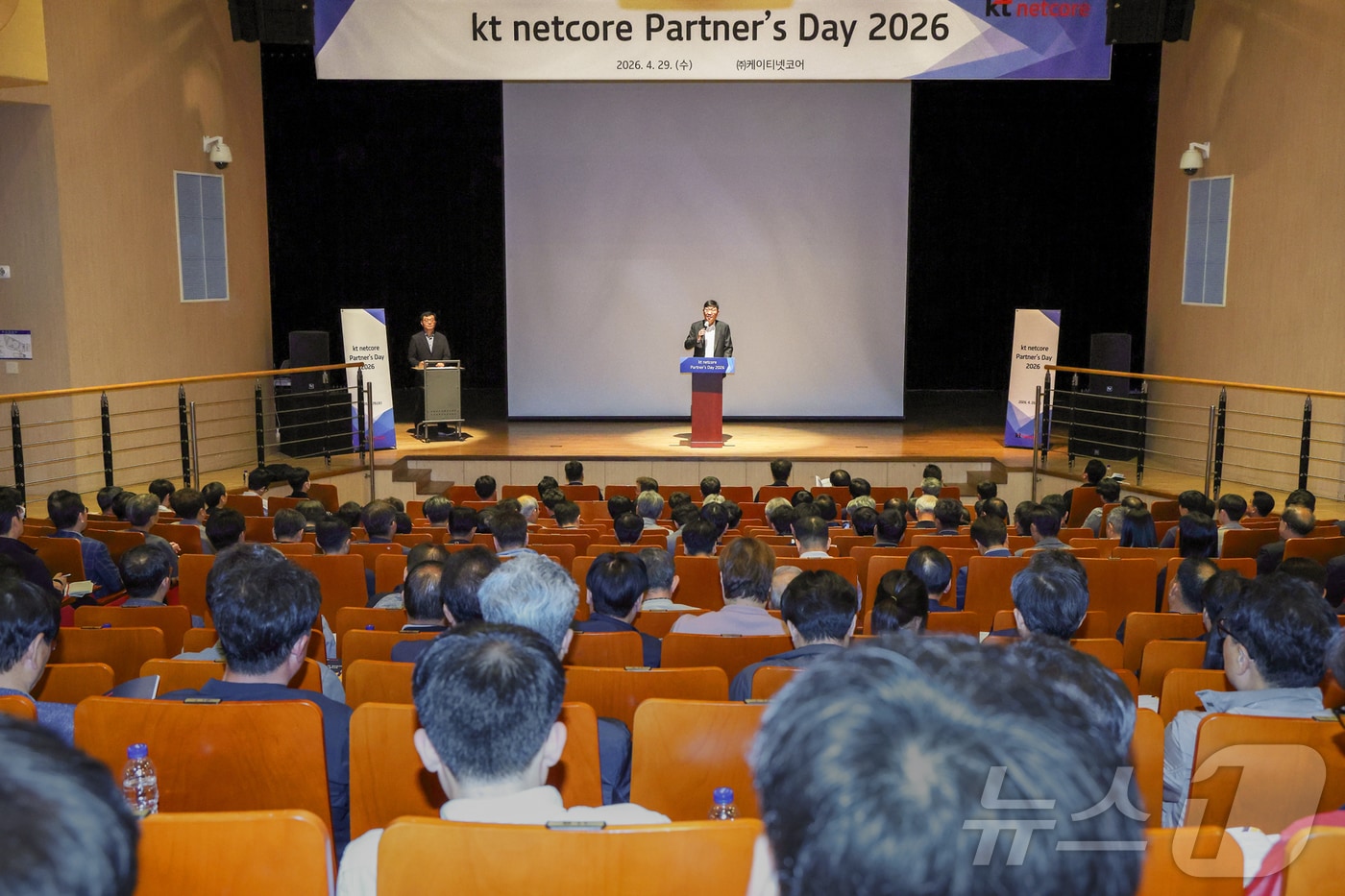 최시환 KT 넷코어 대표가 30일 대전 동구 대전청소년위캔센터에서 열린 파트너스 데이에서 협력사 대표들에게 인사말을 하고 있다. 이날 행사에는 KT 넷코어 경영진과 전국 139개 협력사 대표가 참석했다. (KT 넷코어 제공)