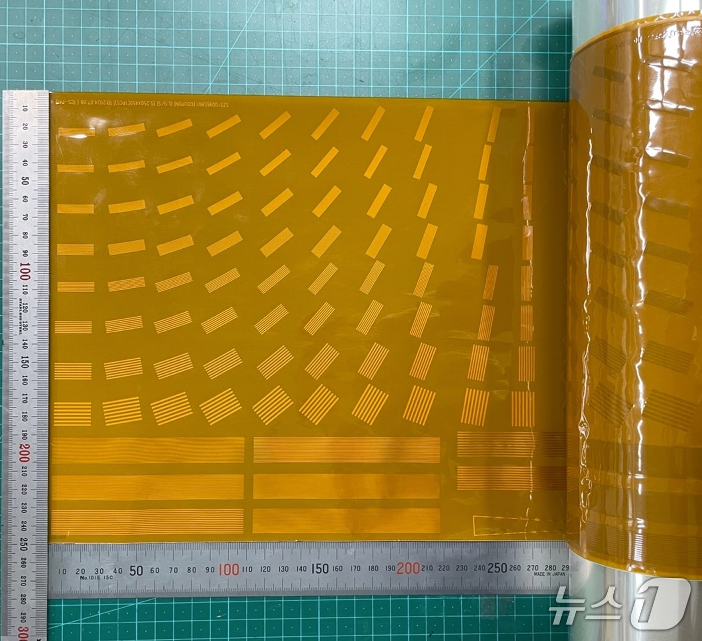 대면적 유연회로기판(FPCB) 시제품(한국기계연구원 제공) /뉴스1