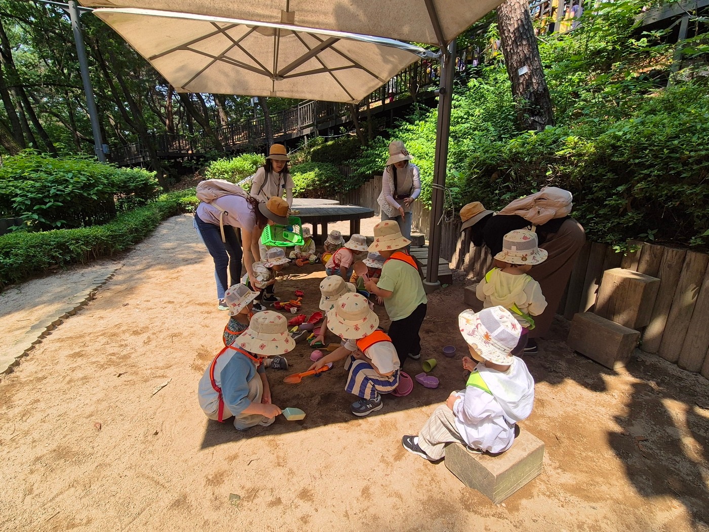 영축산 체험원에서 숲해설 프로그램에 참여중인 아이들(노원구 제공)