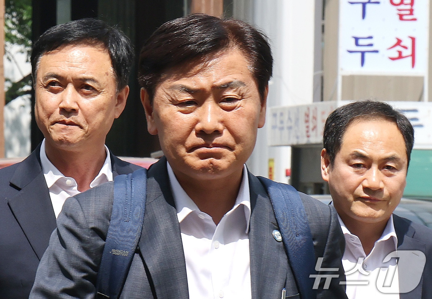 김관영 전북특별자치도지사가 30일 12·3 비상계엄 당시 '전북도청 폐쇄 의혹'과 관련해 피의자 조사를 받기 위해 경기 과천 2차 종합특검 사무실로 출석하고 있다. 2026.4.30 ⓒ 뉴스1 임세영 기자