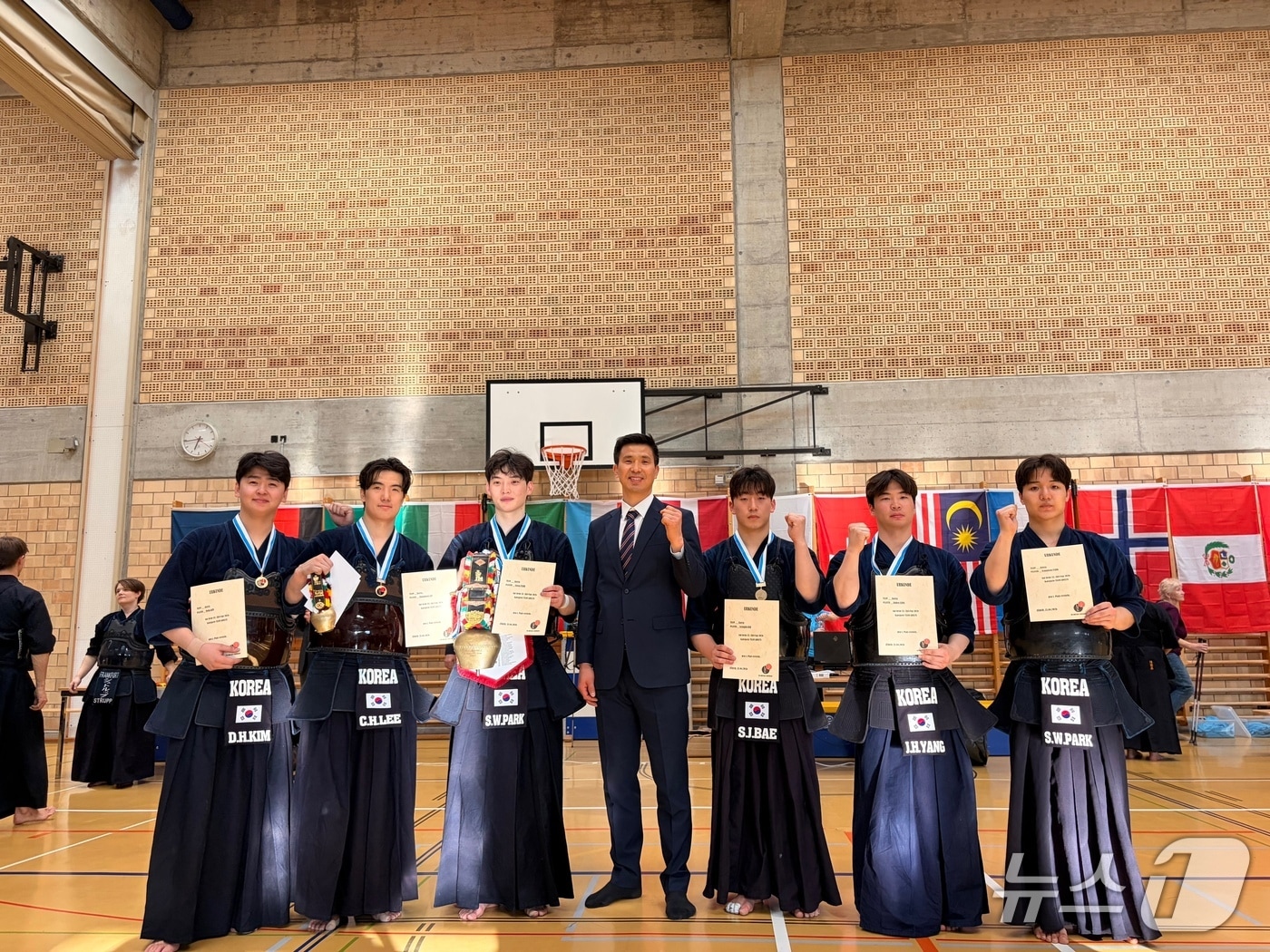 대전대 검도팀 양진회 선수(스포츠운동과학과)가 포함된 한국 대학부 연합팀이 '2026 제33회 스위스 취리히컵 국제대회' 5인조 단체전 정상에 올랐다. (대전대학교 제공·재판매 및 DB금지)/뉴스1