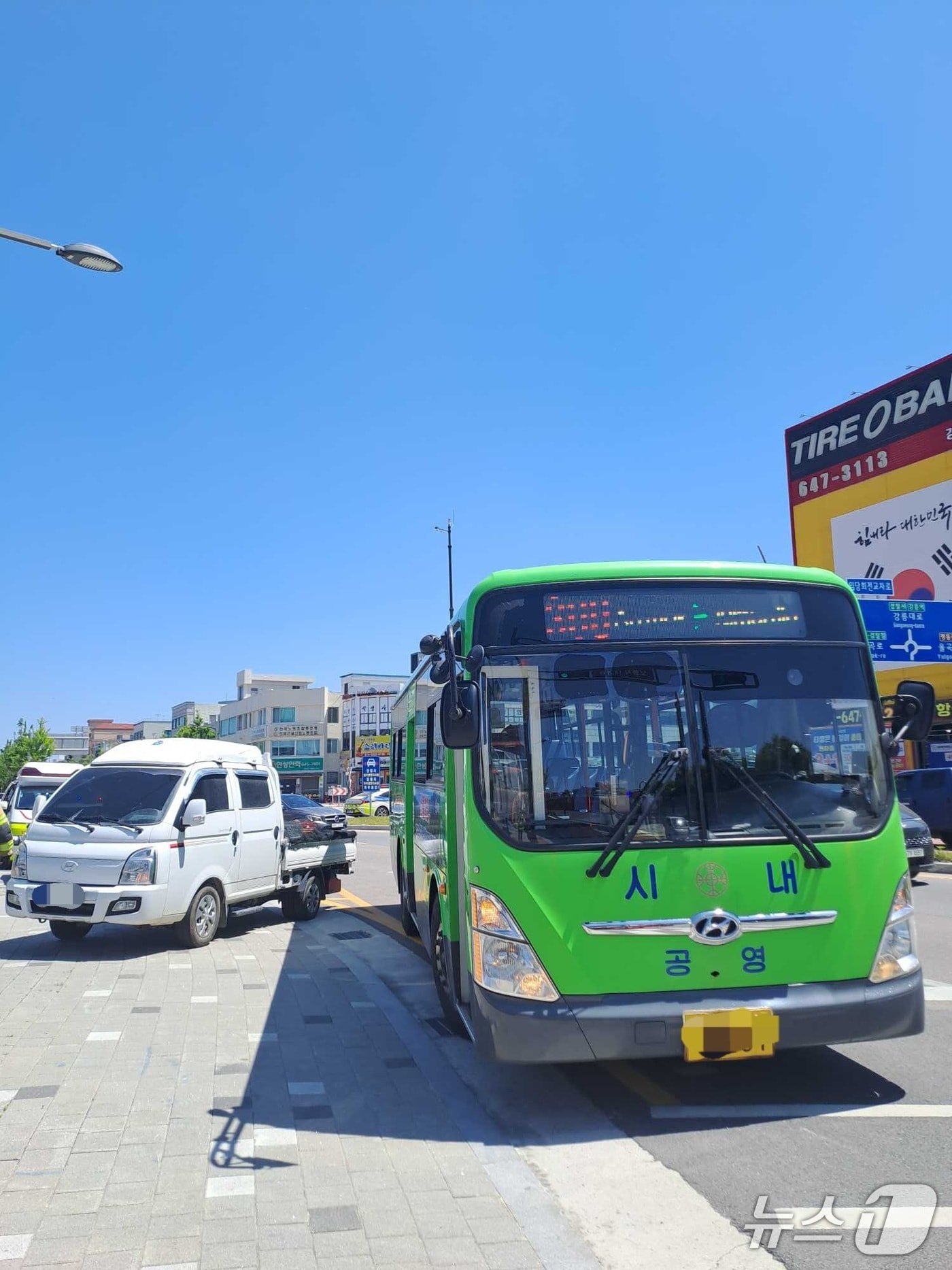 강원 강릉 교동 임당사거리 회전교차로 차량 사고 현장.(강원도소방본부 제공, 재판매 및 DB금지)