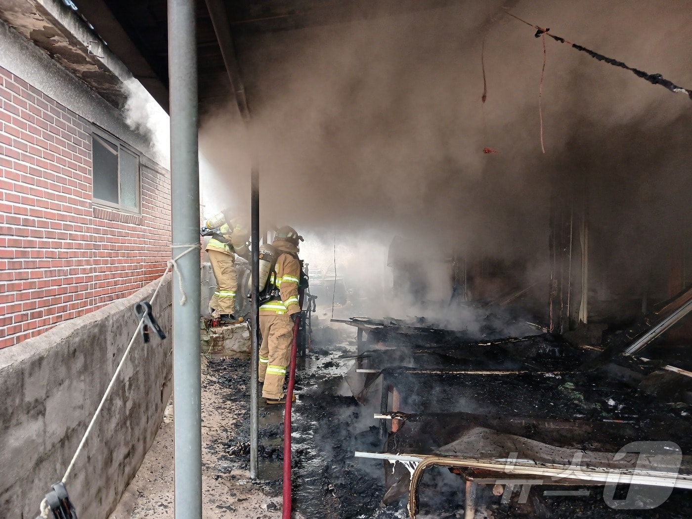 30일 오후 2시 9분쯤 전남 장흥군 안양면 한 2층짜리 주택에서 불이 나 소방당국이 진화 작업을 하고 있다. (전남소방제공. 재판매 및 DB 금지) 