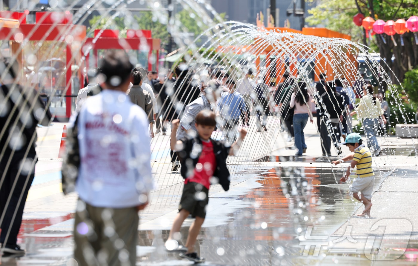 서울 낮 최고 기온이 22도까지 오르는 등 따듯한 봄 날씨를 보인 30일 서울 종로구 광화문광장을 찾은 외국인 관광객들이 분수 터널을 지나가고 있다. 2026.4.30 ⓒ 뉴스1 임지훈 인턴기자