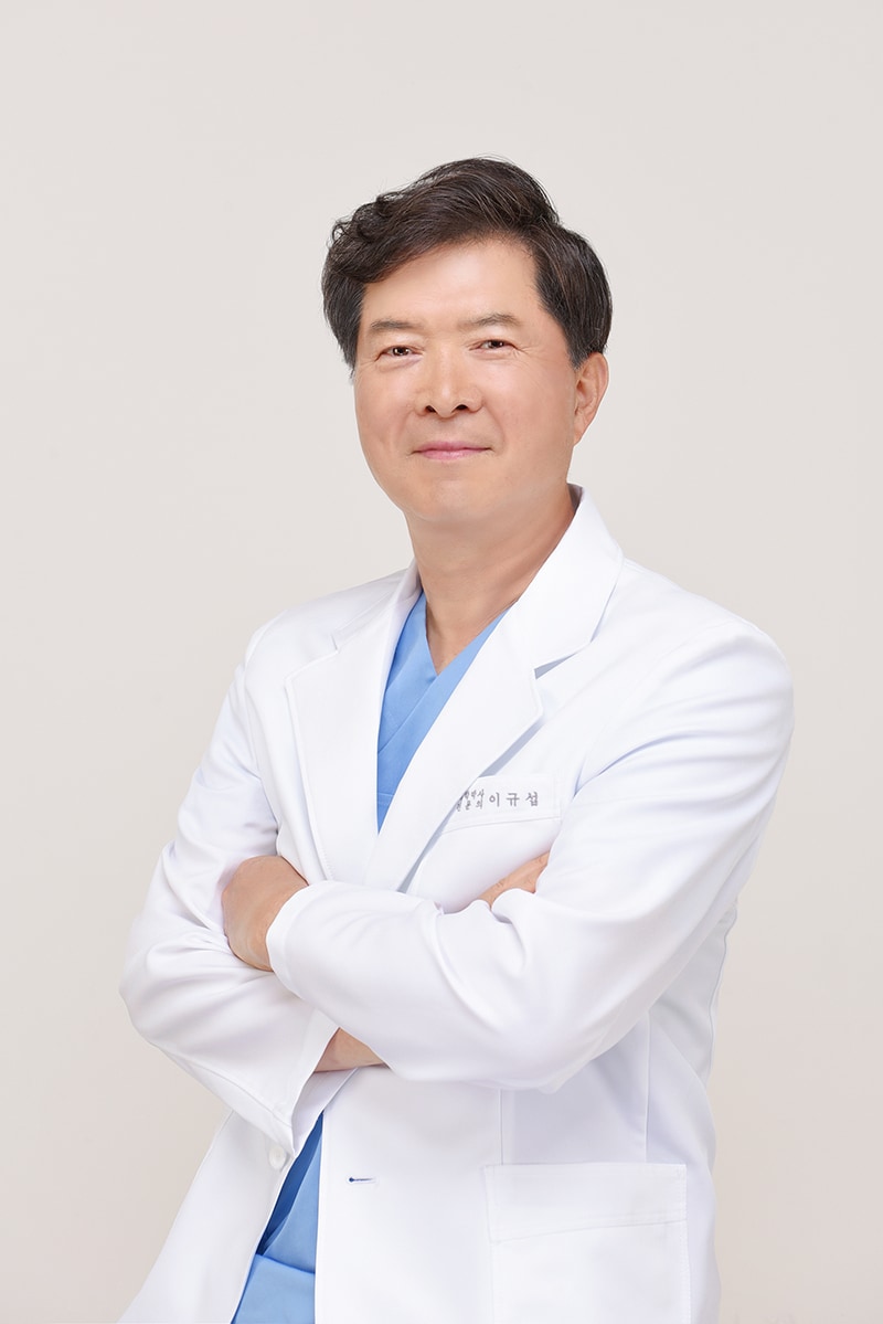 제15회 윤광열 치과의료봉사상 수상자 이규섭 하얀이치과 원장. (동화약품 제공)