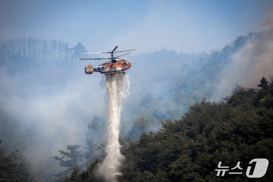 산불을 진화 중인 카모프 산불진화헬기 자료사진 (산림청 제공·재판매 및 DB금지)/뉴스1