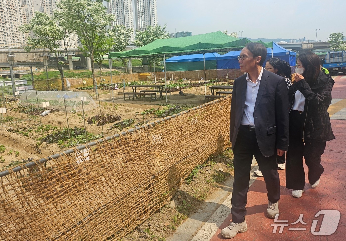 이승환 청장(맨 앞)이 30일, 안양천 일대에서 하천구역 불법 점용 현장을 확인하고 있다.(한강청 제공)