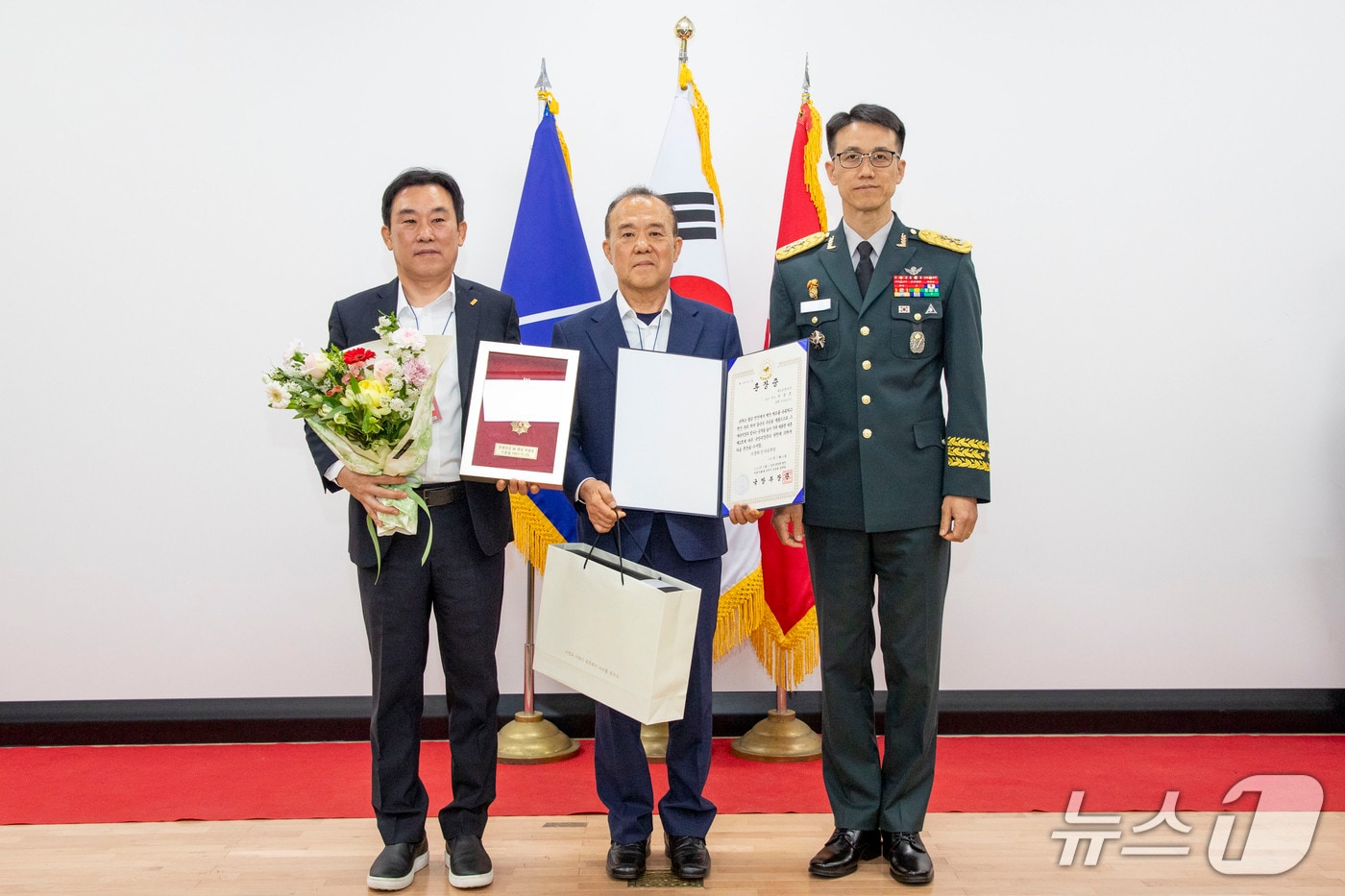 오세웅 53보병사단장이 30일 부산 송상현홀에서 6·25 참전 유공자인 고 박봉호 병장 유족에 화랑무공훈장을 전수하고 있다. (육군 53사단 제공. 재판매 및 DB 금지)