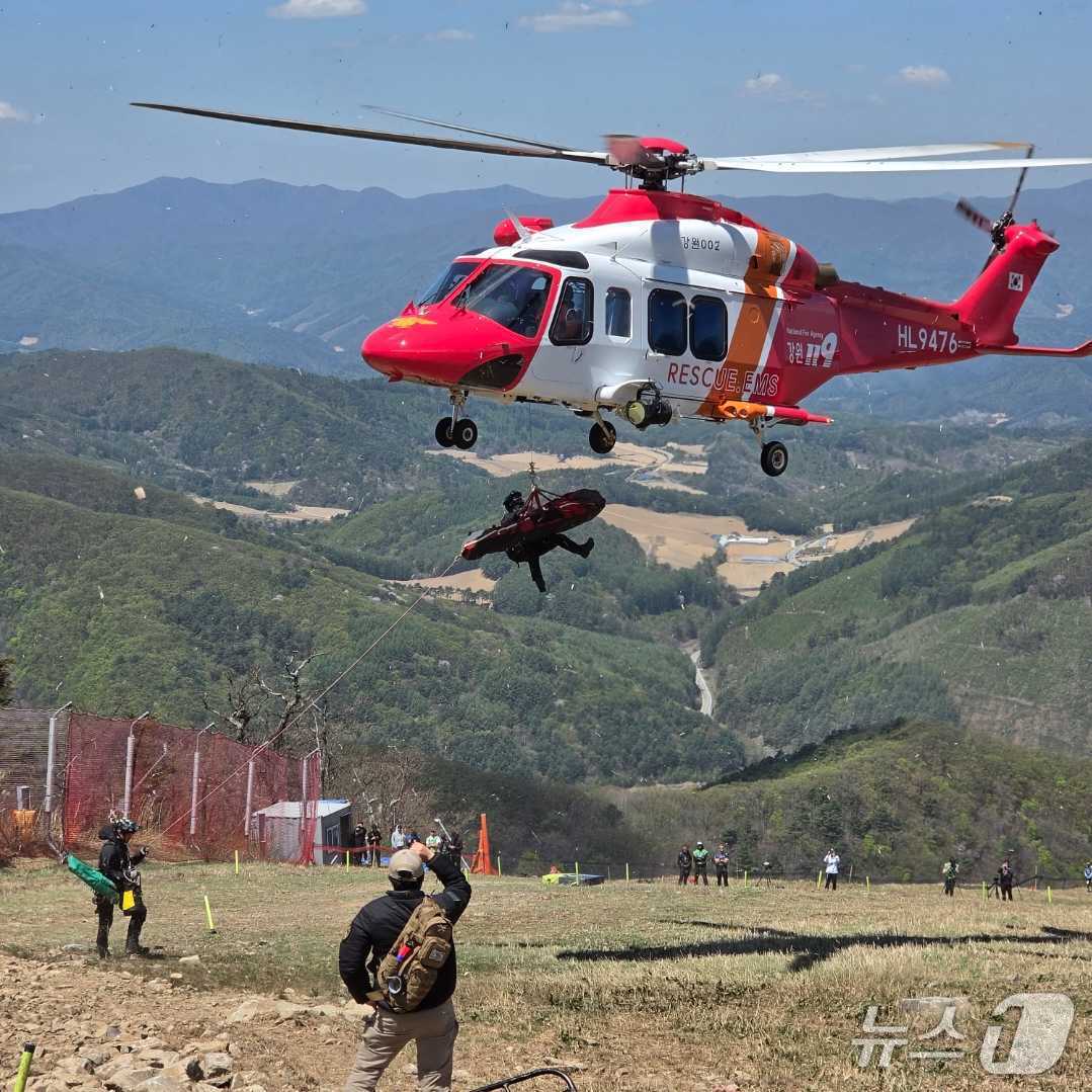 강원 평창에서 열리는 국제 산악자전거 대회에 내일부터 열리는 연습 도중 다쳐 영국·뉴질랜드 이중 국적의 20대 선수가 다쳐 소방 헬기로 이송되는 모습.(강원도소방본부 제공, 재판매  및 DB금지)