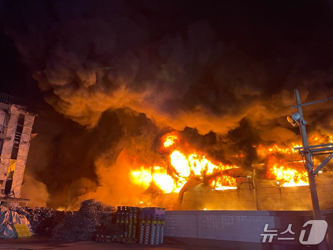 30일 오후 8시 4분께 경기 남양주시 와부읍 월문리의 자원순환시설에서 발생한 화재. (사진 경기북부소방재난본부) /뉴스1