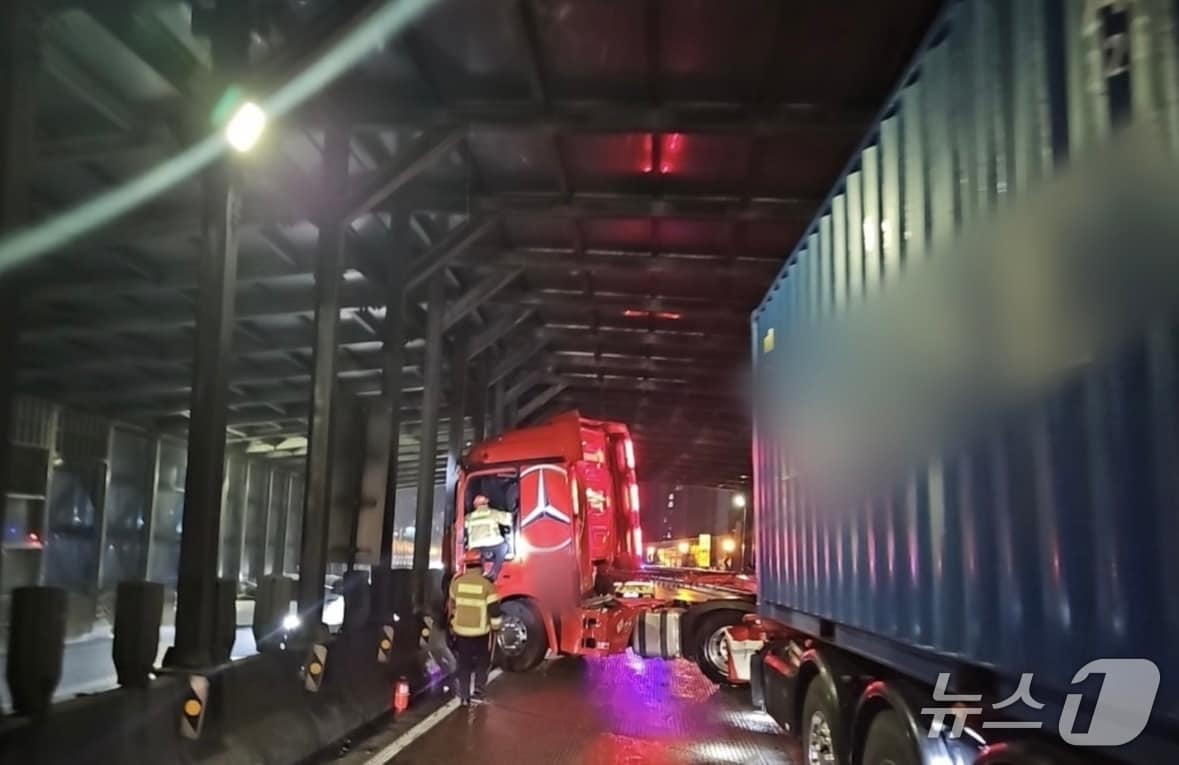 지난 3일 저녁 11시 29분 쯤 동서고가로 시외방향 학장방음터널 지점에서 컨테이너 화물차가 빗길에 미끄러지는 사고가 발생했다. 사진은 사고현장 모습 (경찰 제공. 재판매 및 DB금지)