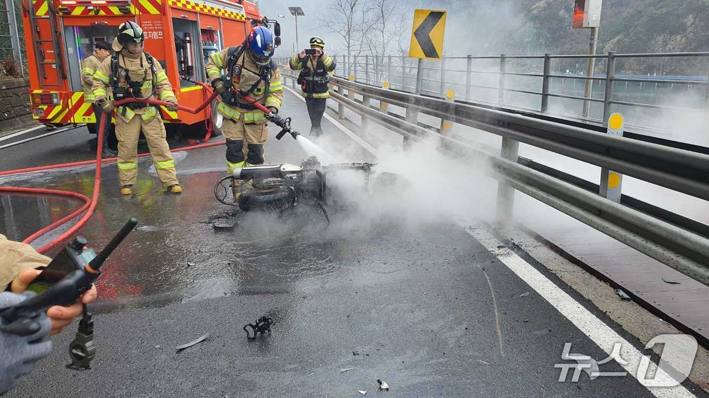 강원 춘천 칠전동 의암피암터널 인근 도로 차량 사고 현장.(강원도소방본부 제공, 재판매 및 DB금지)