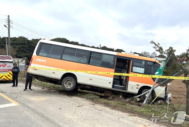 4일 오후 1시 41분께 김제시 금구면 용지리의 한 삼거리에서 시내버스와 K7 승용차가 추돌하는 사고가 발생했다.(전북소방본부 제공, 재판매 및 DB 금지)/뉴스1