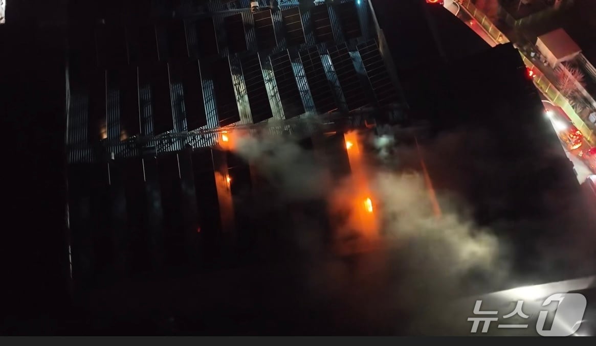  아산 둔포면 공장 화재 현장.  / 뉴스1