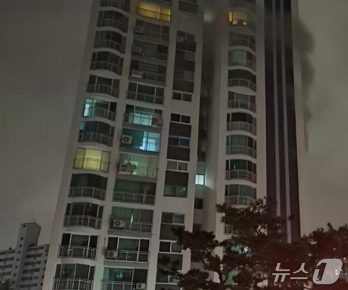 수원시 장안구 정자동 아파트 화재.(경기도소방재난본부 제공. 재판매 및 DB금지)