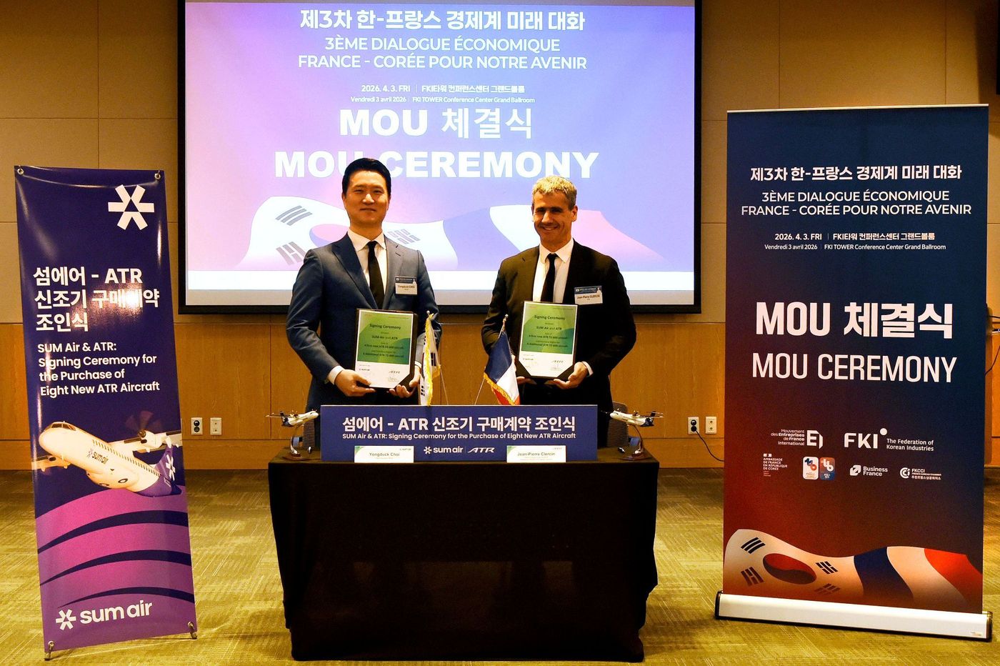 3일 여의도 FKI타워에서 열린 한-프랑스 수교 140주년 기념 '제3차 한-프랑스 경제계 미래대화'에서 진행된 '섬에어-ATR사 신조기 구매계약 조인식'에서 최용덕 섬에어 대표와 장 피에르 클레르상 ATR 대표가 포즈를 취하고 있다. (섬에어 제공)