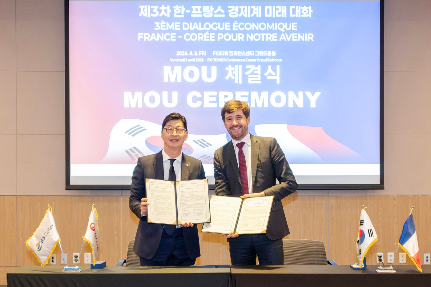 GS칼텍스는 지난 3일 여수공장의 유틸리티 운영 혁신 및 지속가능 경영 강화를 위해 세계 1위 글로벌 환경 설루션 기업 베올리아(Veolia)와 포괄적 업무협약(MOU)을 체결했다. 왼쪽부터 허세홍 GS칼텍스 부회장, 크리스토프 마케 베올리아 글로벌 사업총괄 선임부사장. (GS칼텍스 제공)