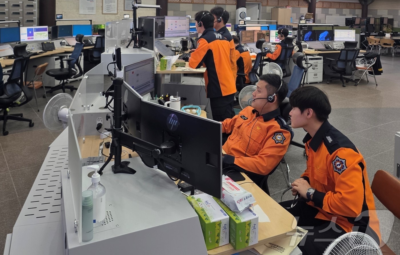경북소방본부는 5일 4월 둘째주까지 119종합상황실과 구급상황관리센터에서 도내 22개 소방서 구급대원을 대상으로 체험근무를 실시한다. ⓒ 뉴스1 김대벽기자