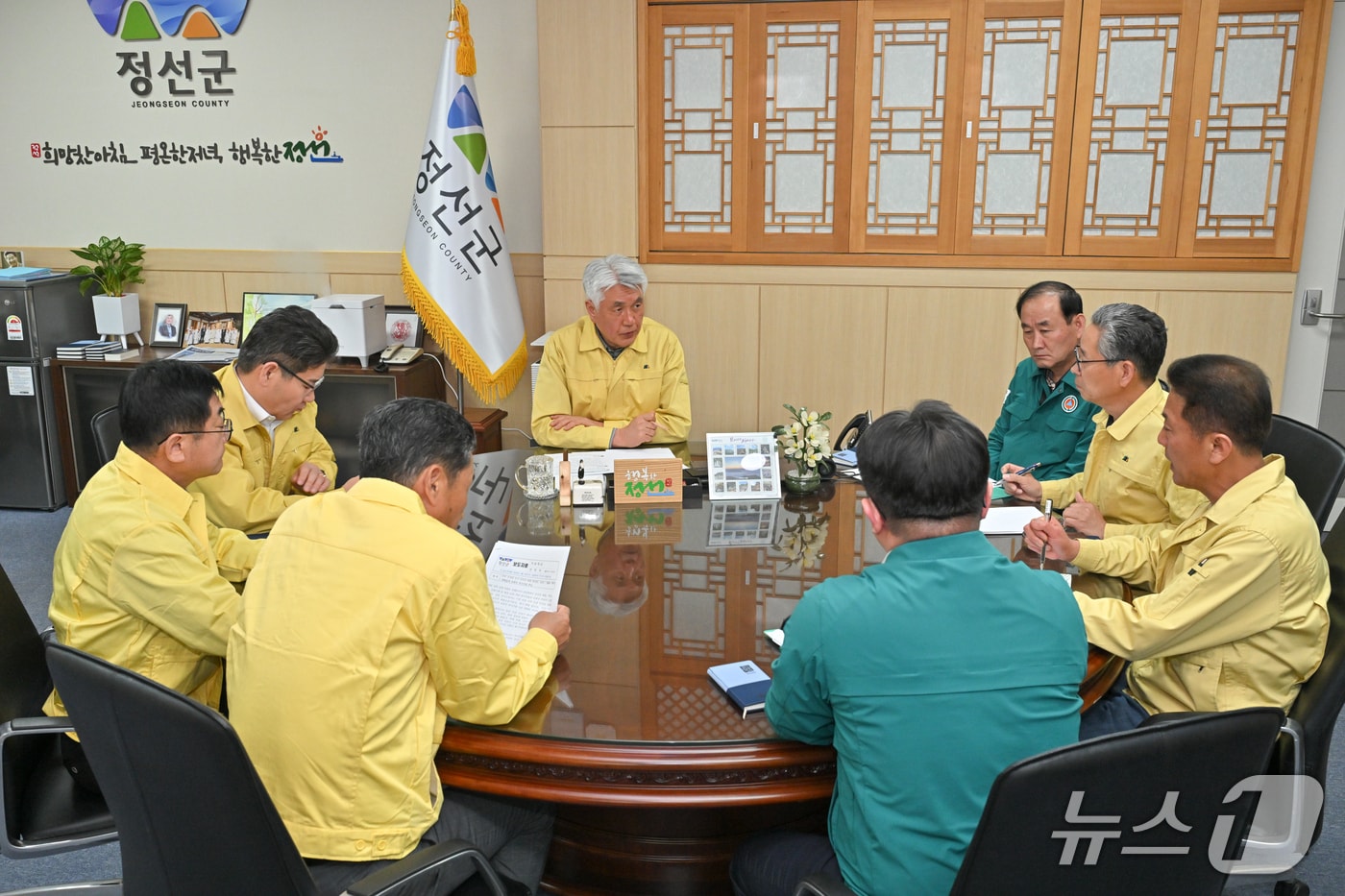 최승준 강원 정선군수를 비롯한 군 관계자들이 최근 군청에서 중동정세 악화에 따른 고유가로 어려움을 겪는 지역 주요 산업 종사자를 도울 방안을 찾기 위해 논의했다. (정선군 제공. 재판매 및 DB금지) 2026.4.5/뉴스1