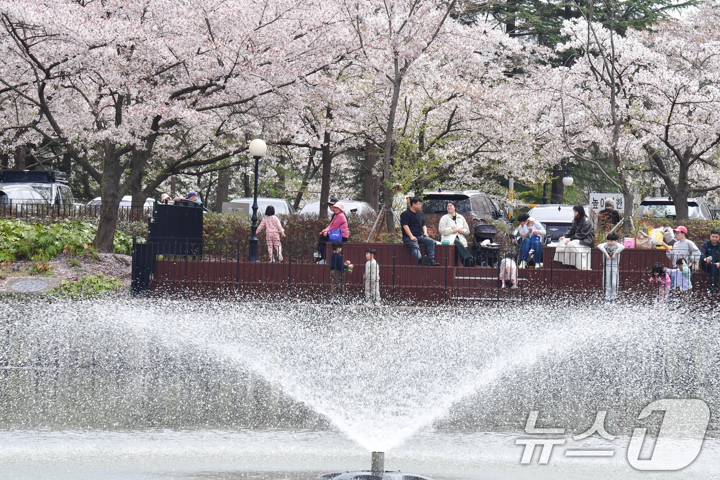 5일 경북 포항시 남구 지곡동 영일대 호수공원에서 시민들이 벚꽃나무 아래에서 휴일을 보내고 있다. 2026.4.5 ⓒ 뉴스1 최창호 기자