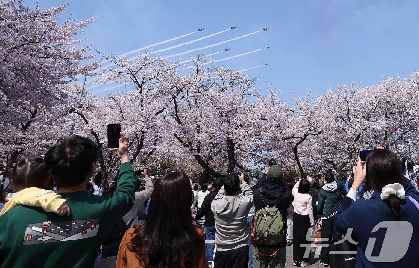 5일 오후 서울 여의도 봄꽃축제 메인 행사장 상공에서 공군 특수 비행팀 ‘블랙이글스’가 축하 비행을 펼치고 있다. 2026.4.5 ⓒ 뉴스1 박지혜 기자