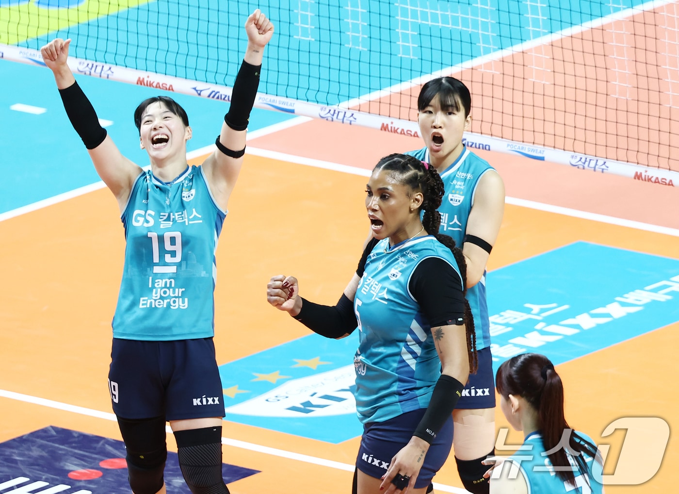 5일 오후 서울 중구 장충체육관에서 열린 2025-2026 진에어 V리그 여자부 챔피언결정전 3차전 GS칼텍스와 한국도로공사의 경기, GS칼텍스 지젤 실바가 유서연 등 동료들과 득점 후 기뻐하고 있다. 2026.4.5 ⓒ 뉴스1 김민지 기자