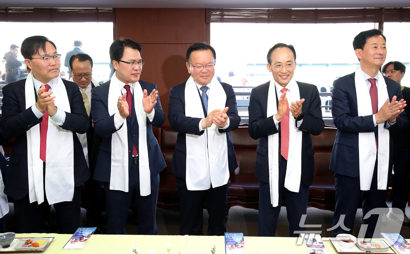 지난 5일 오후 대구 수성구 대구스타디움에서 열린 '2026 대구 기독교 부활절 연합예배'에서 6·3 지방선거 더불어민주당 후보로 대구시장에 출마하는 김부겸 전 총리(가운데)와 홍석준·이재만·추경호·최은석 국민의힘 대구시장 예비후보가 손뼉을 치고 있다. (사진은 기사 내용과 무관함) 2026.4.5 ⓒ 뉴스1 공정식 기자