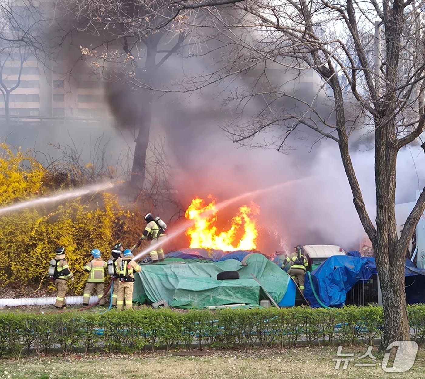 6일 오후 6시 6분쯤 잠실 한강공원에서 화재가 발생해 소방당국이 진화 작업을 벌이고 있다. ⓒ 뉴스1 김지현 기자