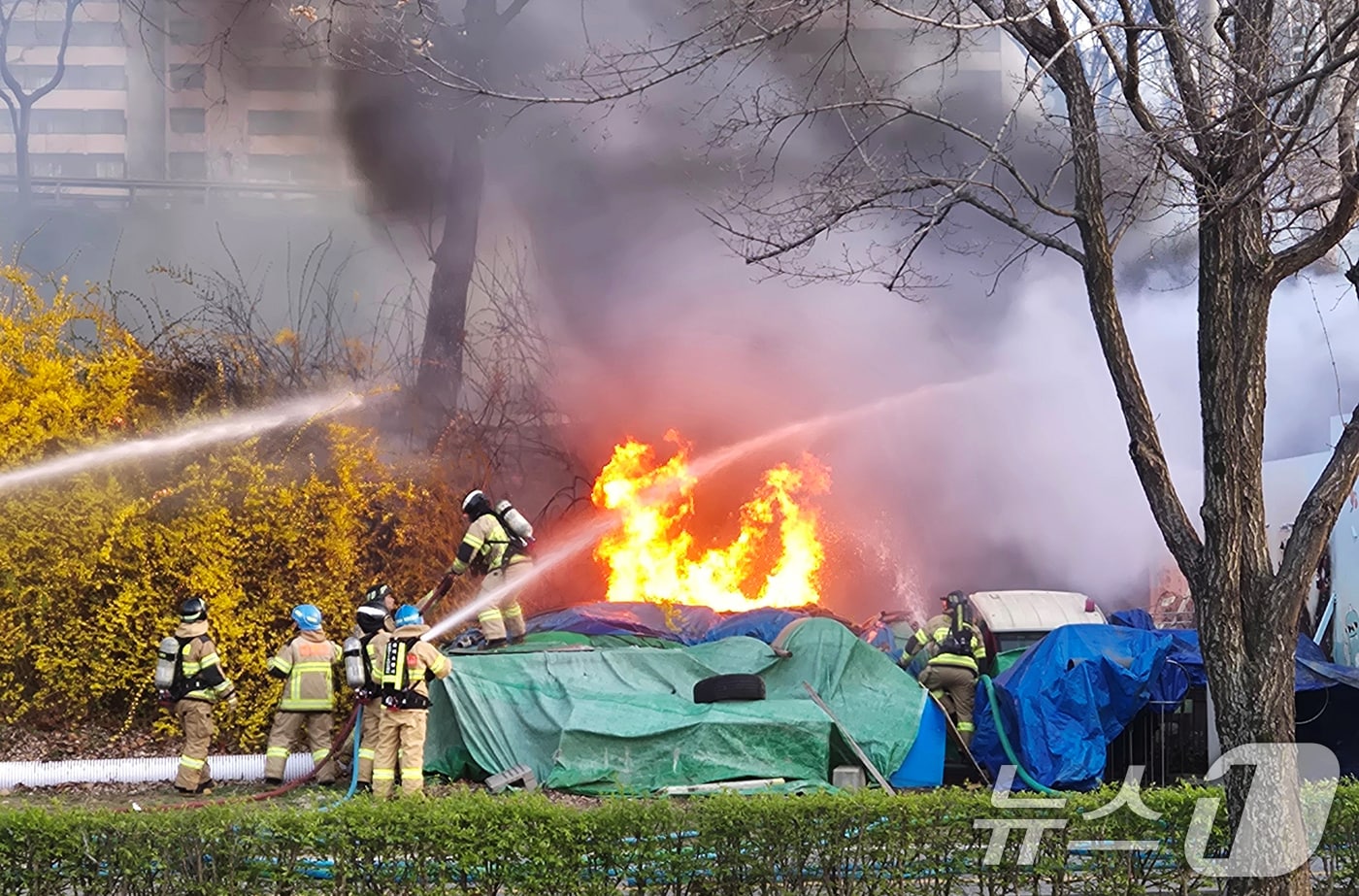 6일 오후 서울 송파구 잠실한강공원 잠실안내센터 인근에서 화재가 발생해 소방당국이 진화 작업을 벌이고 있다. 2026.4.5 ⓒ 뉴스1 김지현 기자
