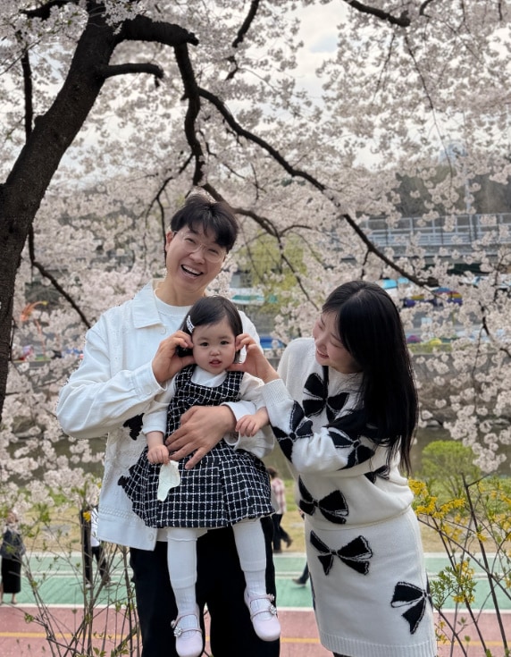 '친형과 법적 공방 끝' 박수홍, ♥김다예·딸과 벚꽃 구경...행복 일상 - 뉴스 썸네일 이미지