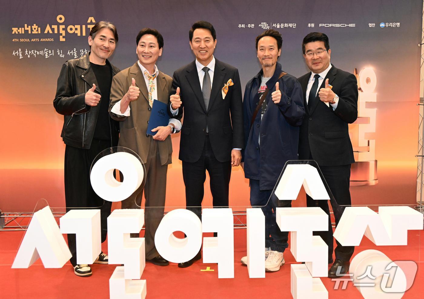 오세훈 서울시장이 5일 '제4회 서울예술상'에서 참석자들과 기념 촬영하고 있다.(서울시 제공)