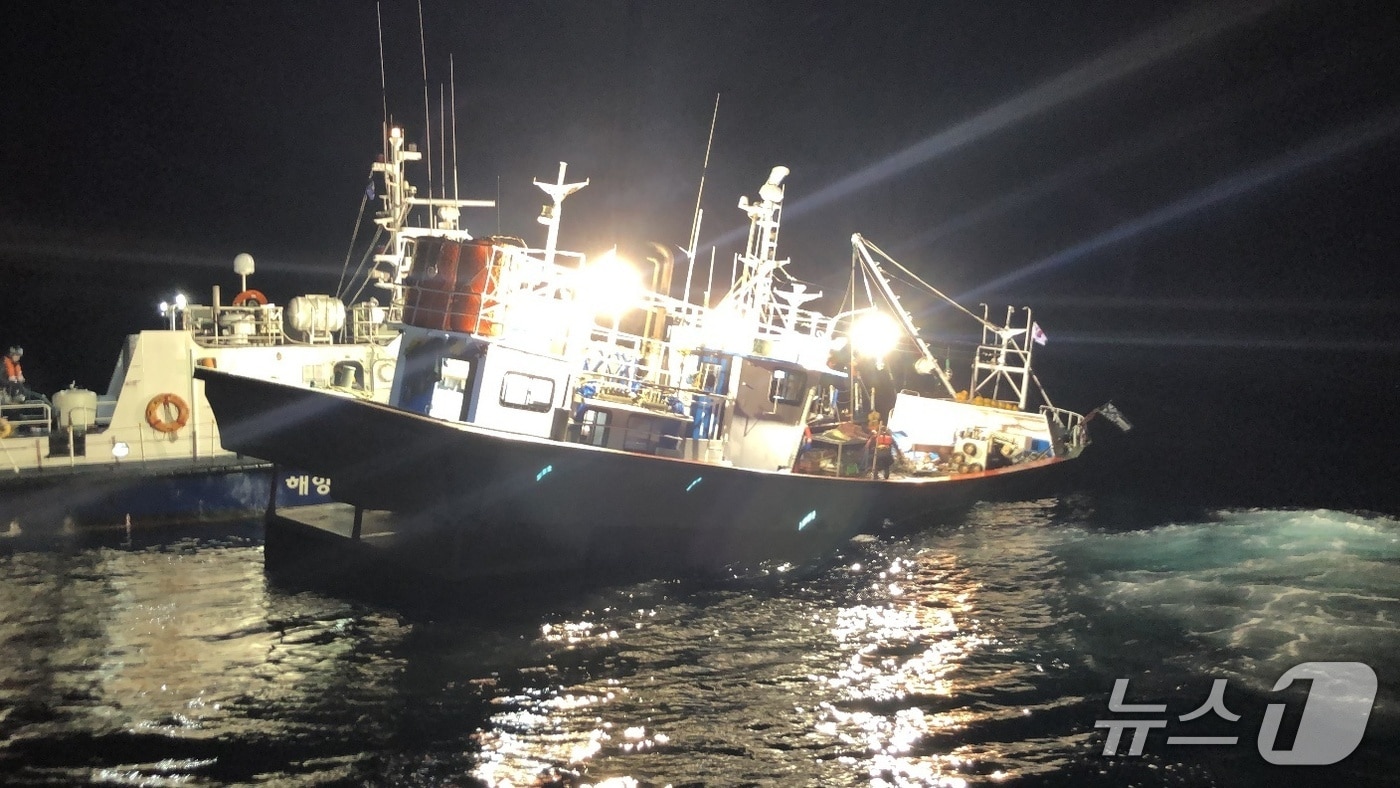 지난 5일 오후 11시 5분쯤 강원 강릉시 주문진 동방 15㎞ 해상에서 침수가 발생한 A 호(9.77톤·승선원 8명) 모습. (강릉해양경찰서 제공. 재판매 및 DB금지)/뉴스1