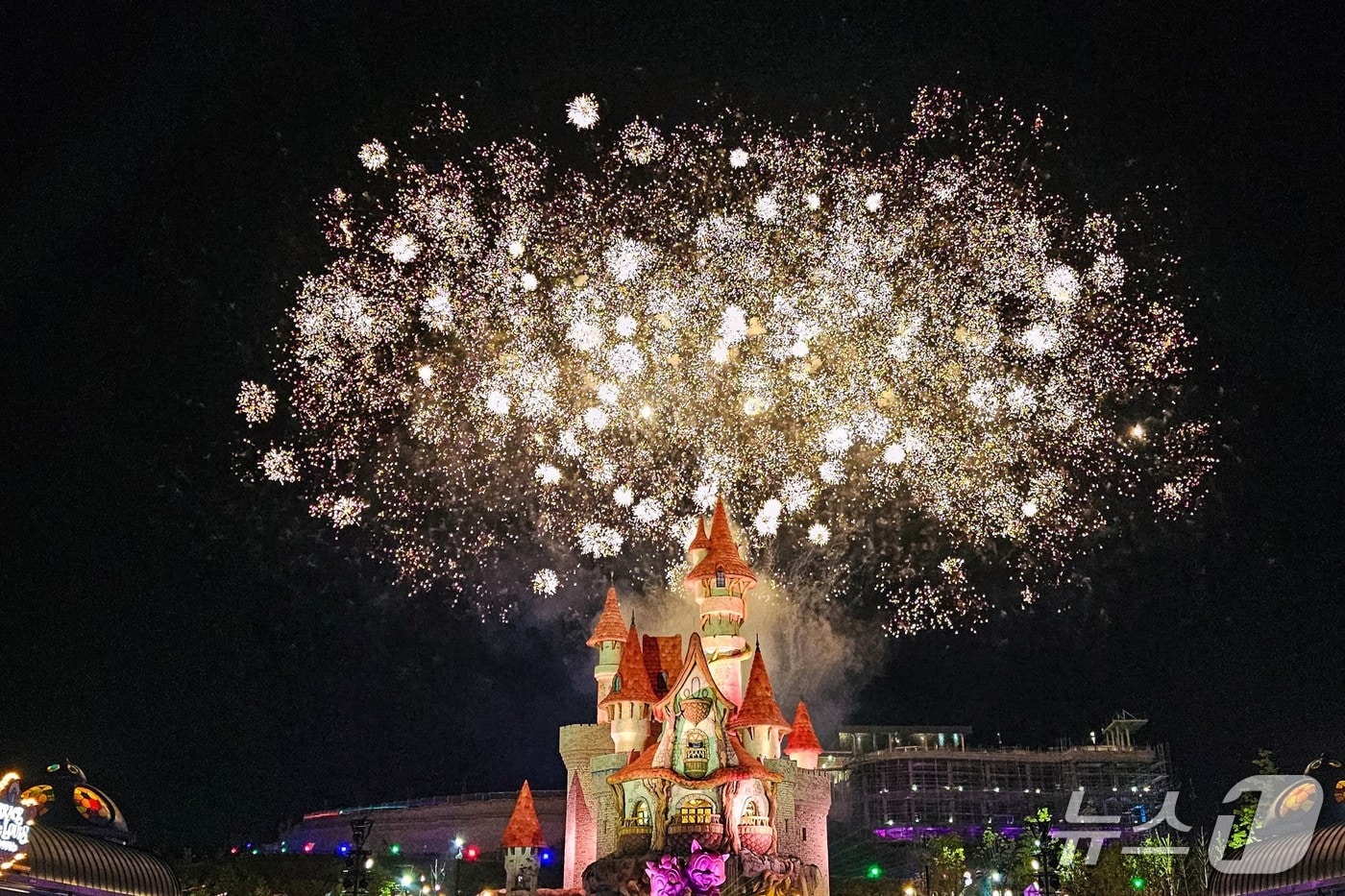 롯데월드 부산 멀티미디어 맵핑쇼와 결합한 불꽃놀이. (롯데월드 어드벤처 부산 제공. 재판매 및 DB 금지)