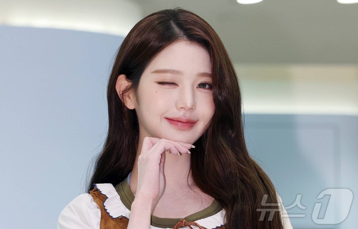 아이브 장원영이 6일 오전 서울 영등포구 여의도 더현대 서울에서 열린 미우미우 뷰티 팝업스토어 오픈 행사에 참석해 포즈를 취하고 있다. 2026.4.6 ⓒ 뉴스1 김진환 기자