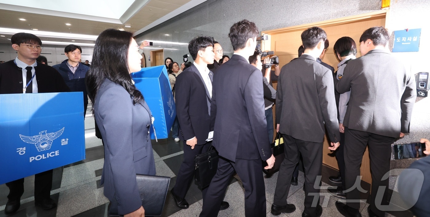 전북경찰청 반부패경제범죄수사대 수사관들이 6일 전북 전주시 전북도청에서 현금 살포 의혹 압수수색을 위해 도지사실로 들어서고 있다. 2026.4.6 ⓒ 뉴스1 유경석 기자