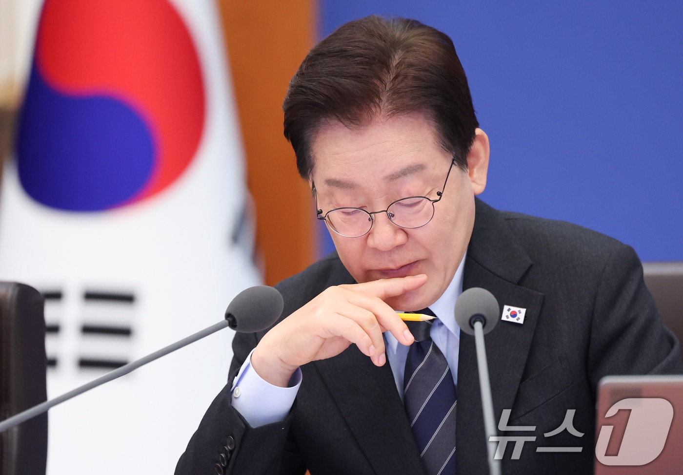 이재명 대통령이 6일 청와대에서 열린 국무회의 겸 제4차 비상경제 점검회의에서 구윤철 부총리 겸 재정경제부 장관의 5개 대응반별 조치사항 점검 및 향후 계획 보고를 받고 있다. 2026.4.6 ⓒ 뉴스1 이재명 기자