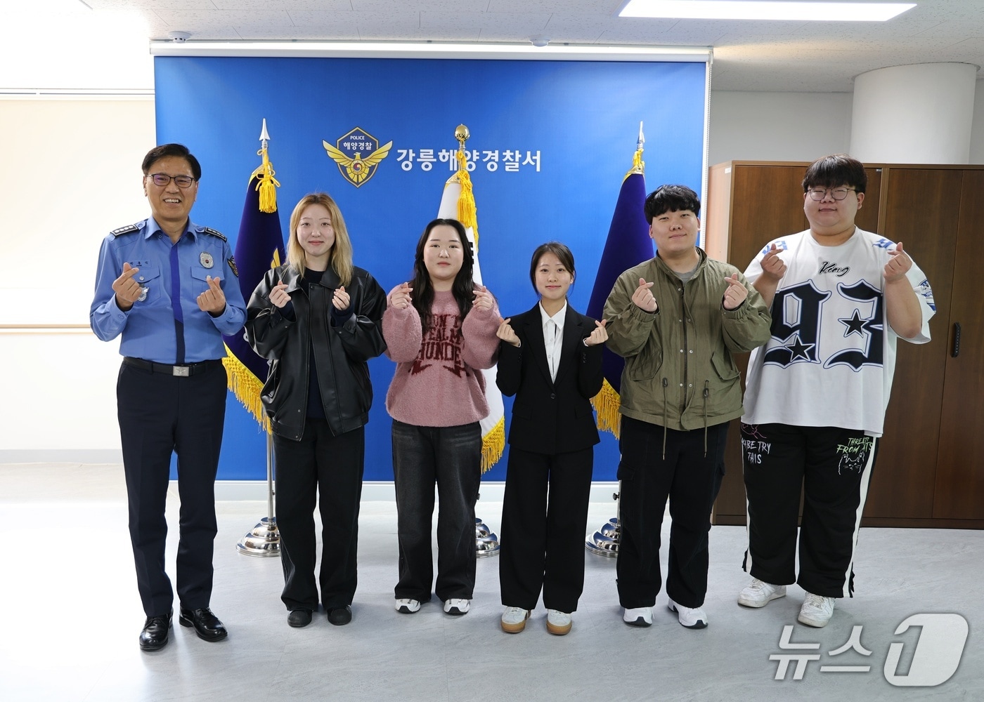 박홍식 강릉해경서장(사진 왼쪽)과 6일부터 근무를 시작한 청년인턴 5명.(강릉해경 제공,재판매 및 DB 금지) 2026.4.6/뉴스1