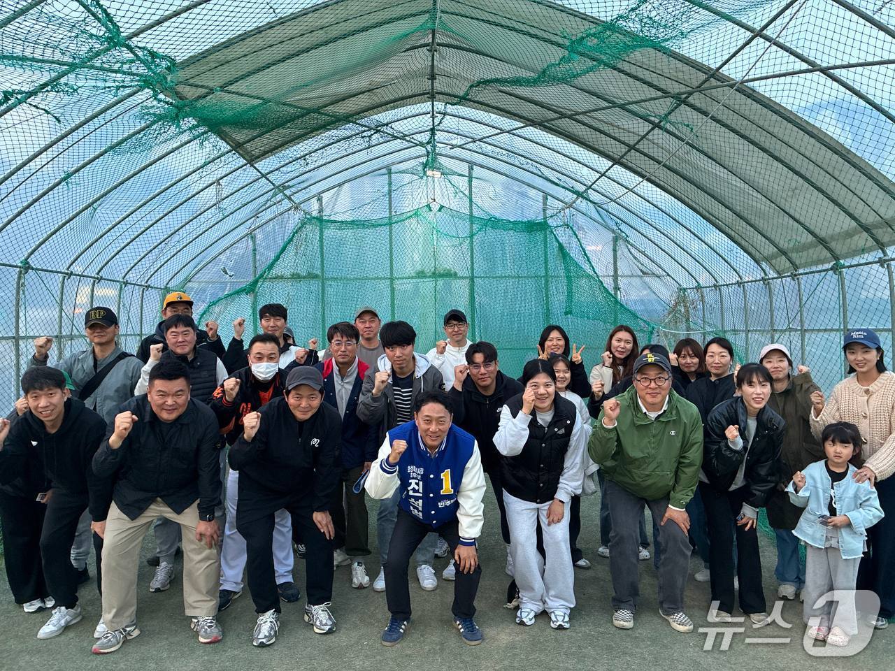  진석범 예비후보가 리틀야구단 학부모드로가 간담회를 갖고 기념촬영울 하고 있다.(진 예비후보 선거사무소 제공)