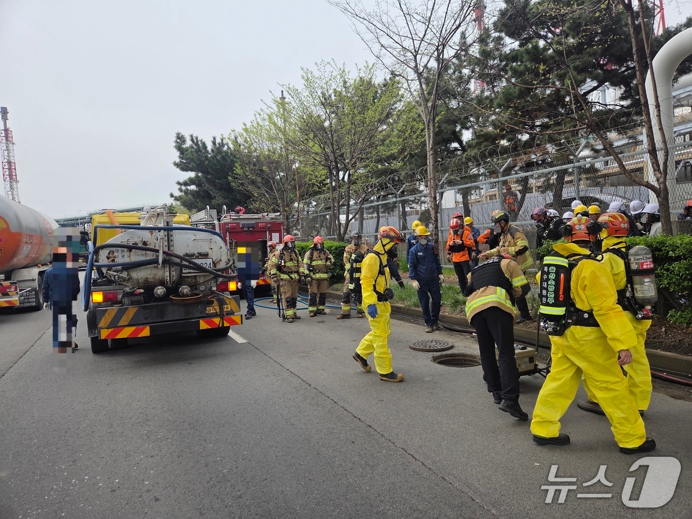 울산소방이 6일 울산 울주군 온산공단 내 지하 배관에서 유출된 유해화학물질 사고에 대응하고 있다.(울산소방본부 제공. 재판매 및 DB금지)/뉴스1